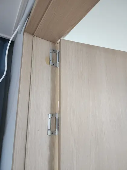 방문 방향 바꾸기 — 문 위쪽에 새로 단 경첩