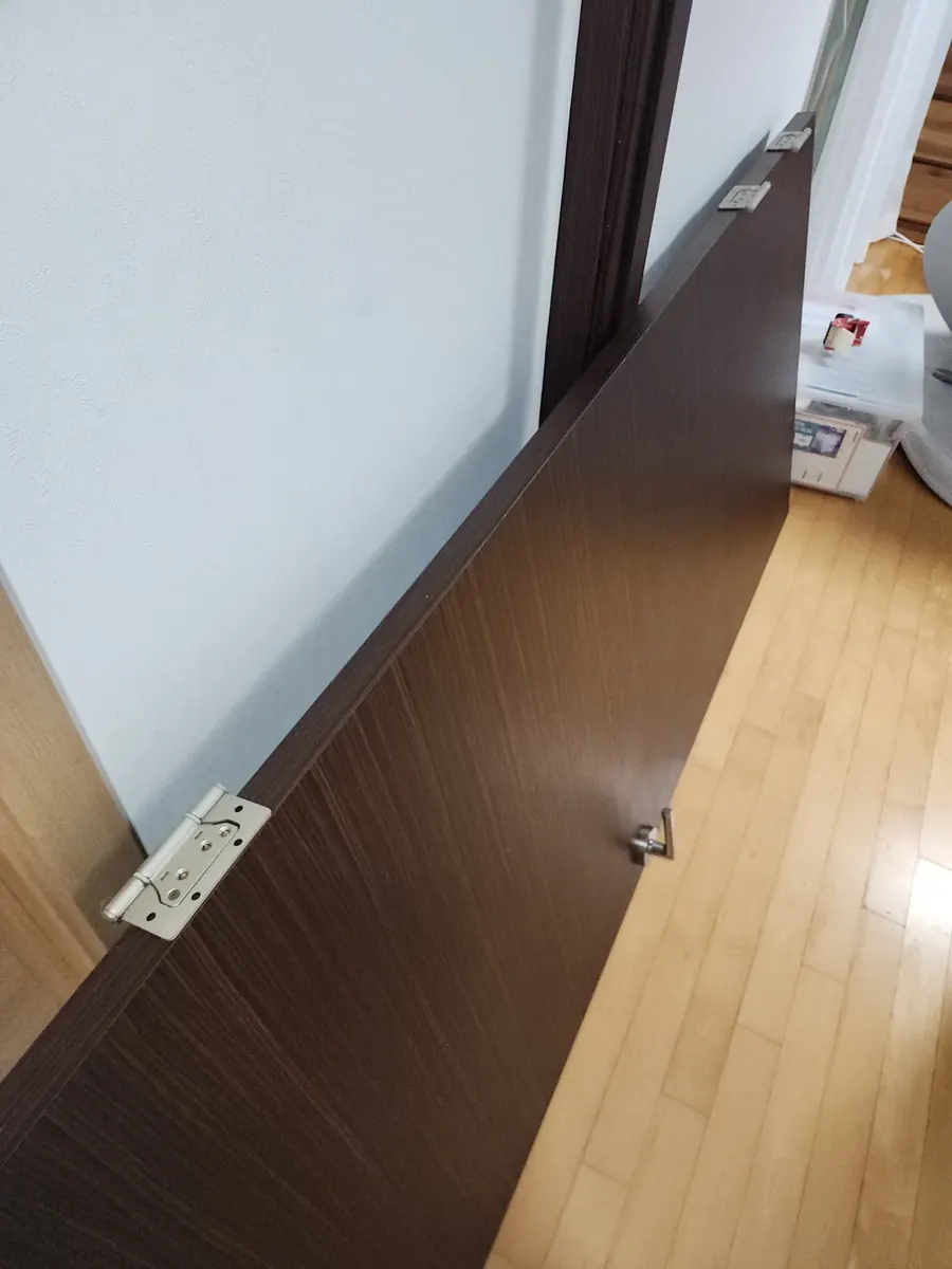 방문 여닫이 방향 — 바닥에 놓고 경첩을 다는 문짝